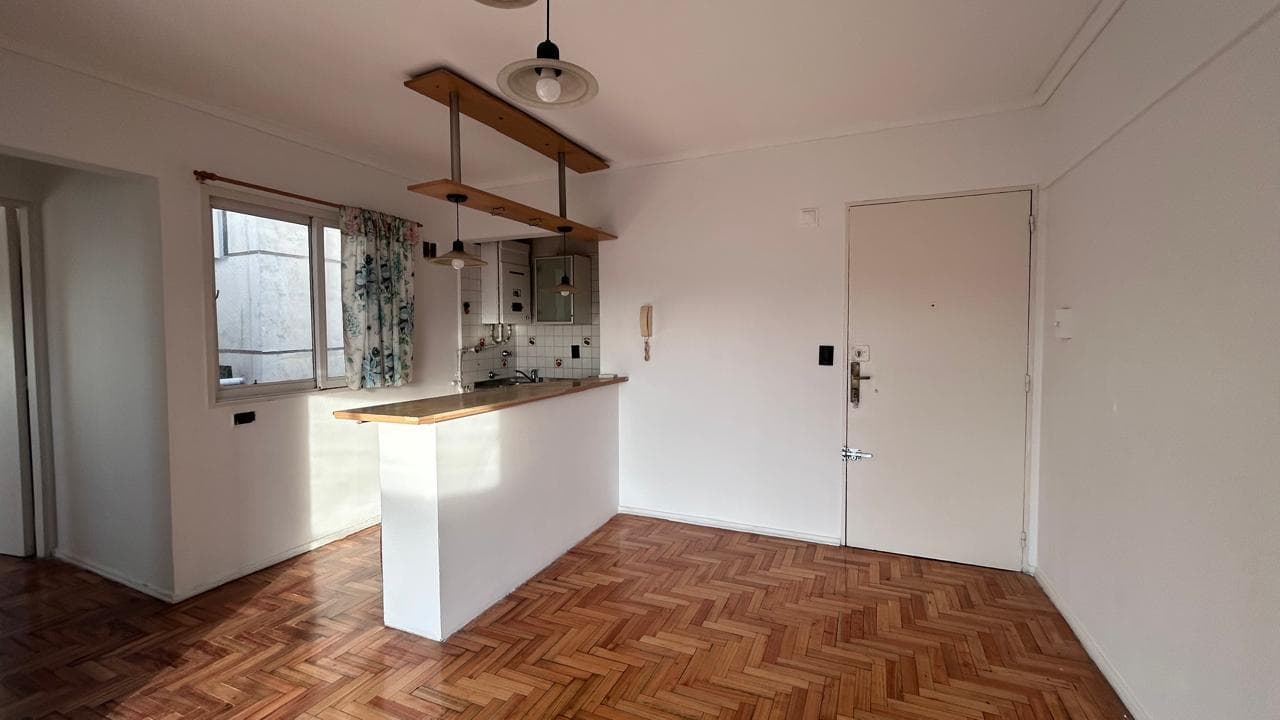 Departamento 2 ambientes | en venta | Flores | Muy luminoso con balcón corrido - photo 1